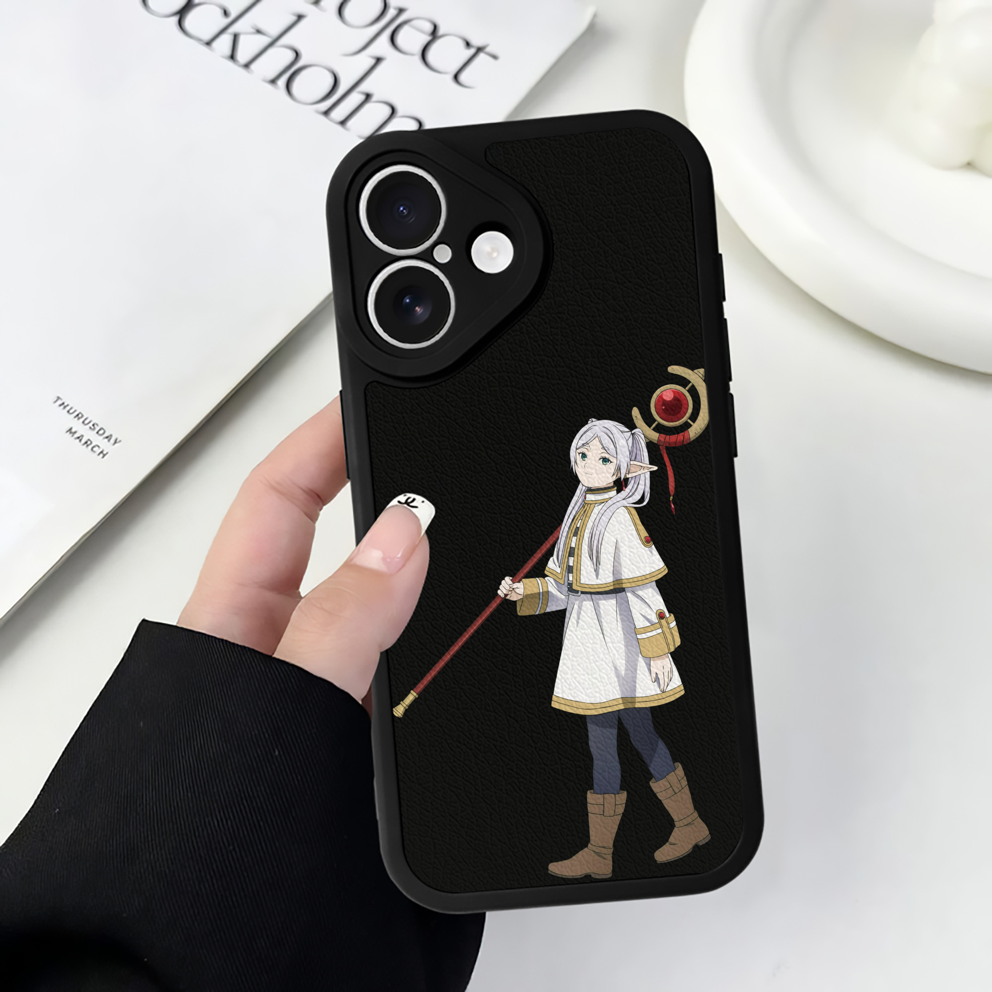 （画像用） 葬送のフリーレン Frieren 【iPhone 16シリーズ対応】シリコンスマホケース（レザー調） 材質：シリコン